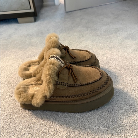 UGG Women's Disquette Alpine slippers in the Hickory color. - Picture 4 of 6